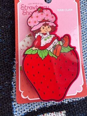 NWT STRAWBERRY SHORTCAKE CLAW CLIP HAIR ACCESSORY